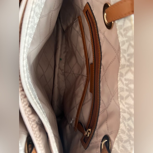 Michael Kors. Signature Logo Tote Bag. Color White-Cream. - Picture 9 of 16